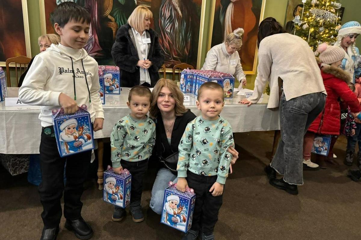Более 600 детей посетили новогоднюю елку главы города в Кисловодске