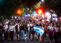 Несколько тысяч человек в среду, 27 декабря, вышли на акцию протеста в центре Буэнос-Айреса против чрезвычайного указа президента Хавьера Милея