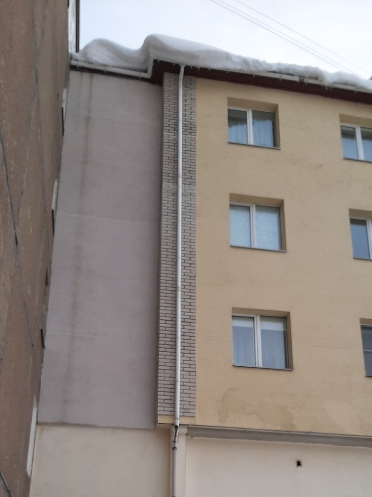 Жители Петрозаводска боятся умереть от упавшей на голову глыбы льда