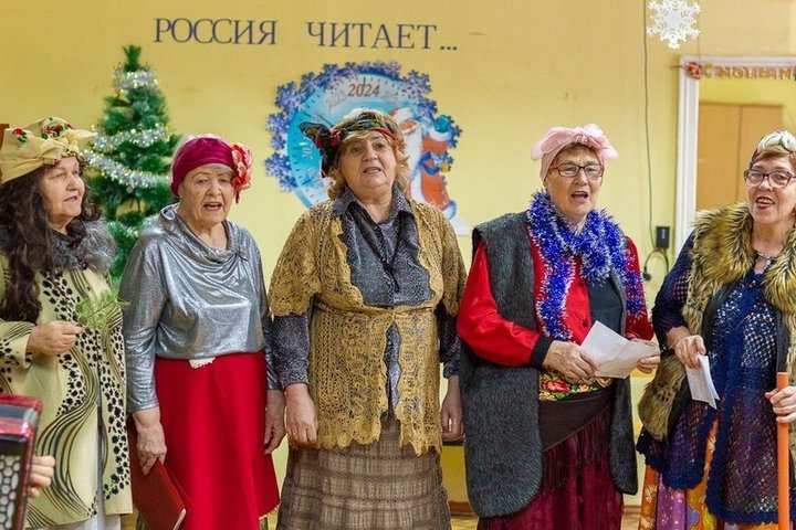 Астраханские пенсионеры выступили для юных посетителей библиотеки