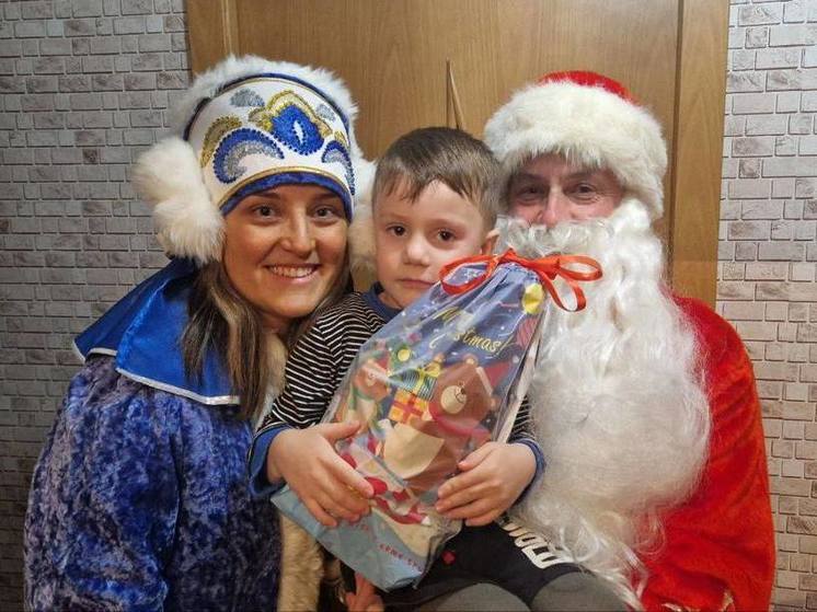 Сахалинский мэр в костюме Деда Мороза поздравил детей участников СВО с Новым годом