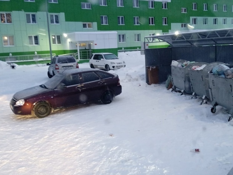 Автомобилисты Надыма и Нового Уренгоя перекрыли доступ к бакам и помешали коммунальщикам вывезти мусор
