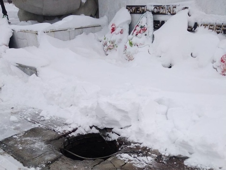В южноуральском городе коммунальщики повредили Вечный огонь