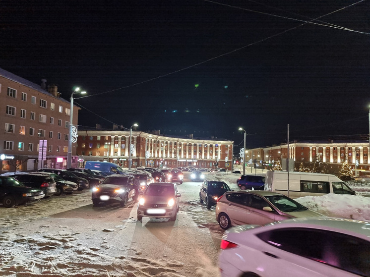 Машины в несколько рядов стоят на запрещенной парковке у вокзала в Петрозаводске