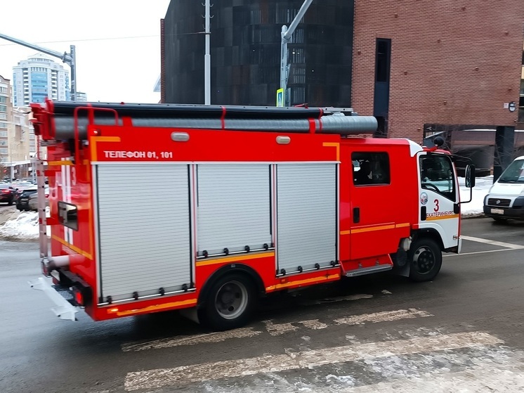 Пожар повредил пять автомобилей в ангаре в Екатеринбурге