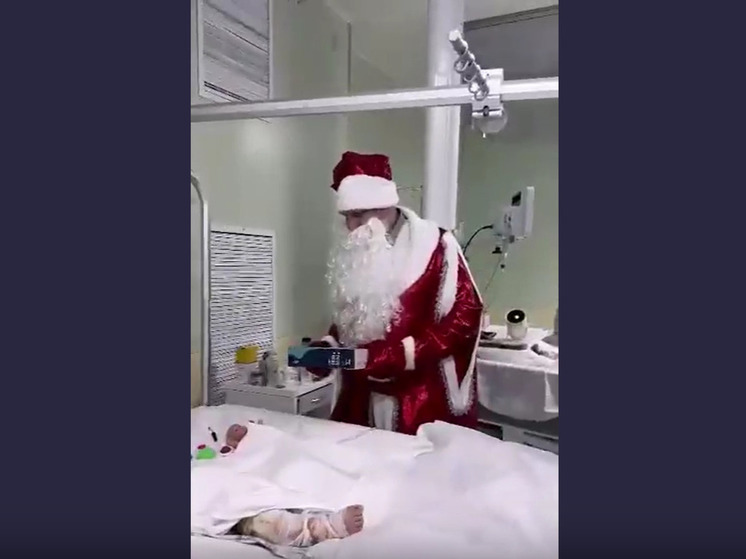 Главврач красноярской краевой больницы переоделся в Деда Мороза и поздравил детей
