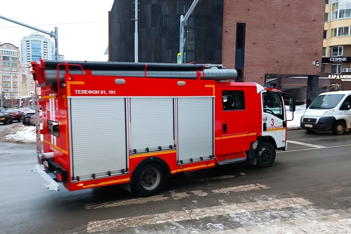 Пожар повредил пять автомобилей в ангаре в Екатеринбурге - МК Екатеринбург