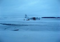 Согласно сообщению представителя Росавиации в Telegram-канале, решение по буксировке самолета Ан-24, который приземлился вне взлетно-посадочной полосы в Якутии, будет принято позже