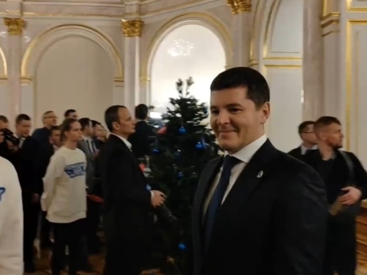 Глава Ямала снял 3 шара с мечтами детей с «Елки желаний» в Кремле