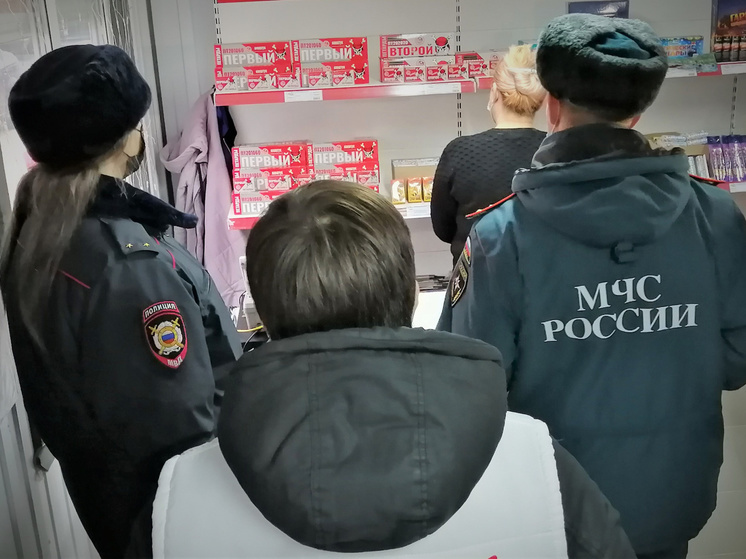 Сотрудники костромского МЧС и полицейские проводят проверку точек продажи пиротехники