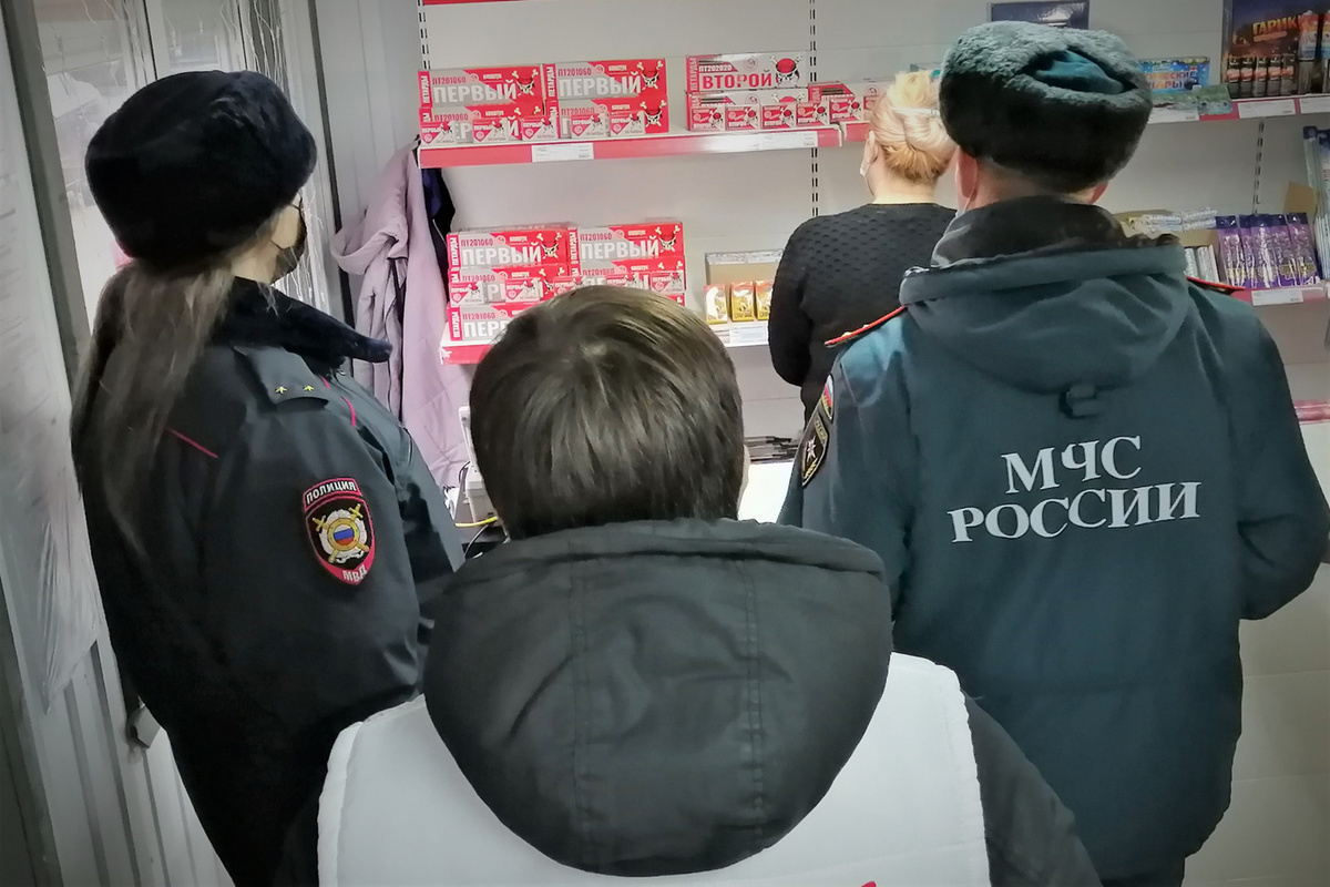 Сотрудники костромского МЧС и полицейские проводят проверку точек продажи пиротехники
