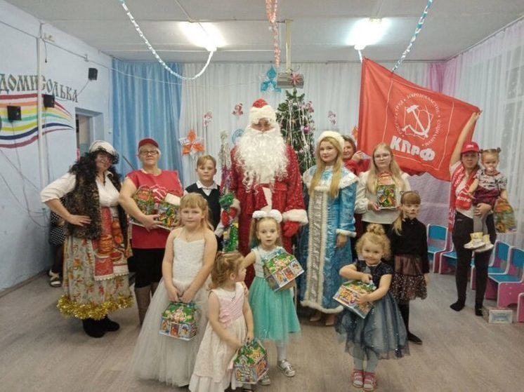 Нижегородские коммунисты провели детские новогодние ёлки в районах области