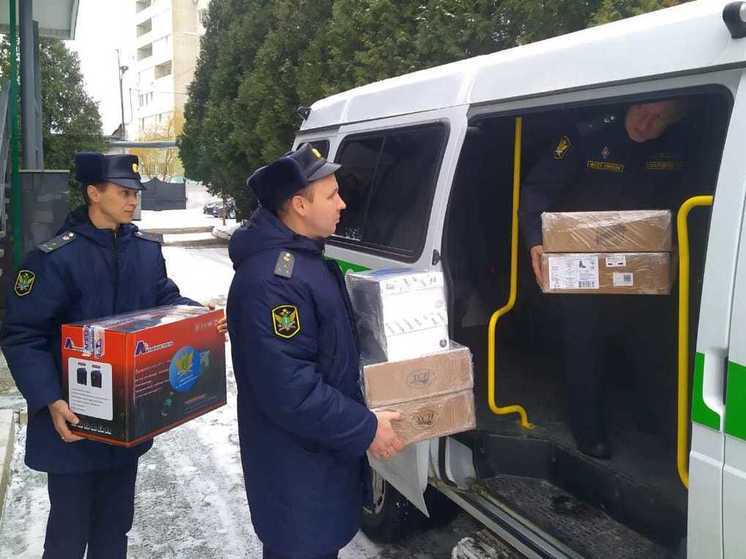 В Орловской области судебные приставы собрали посылку для участников СВО