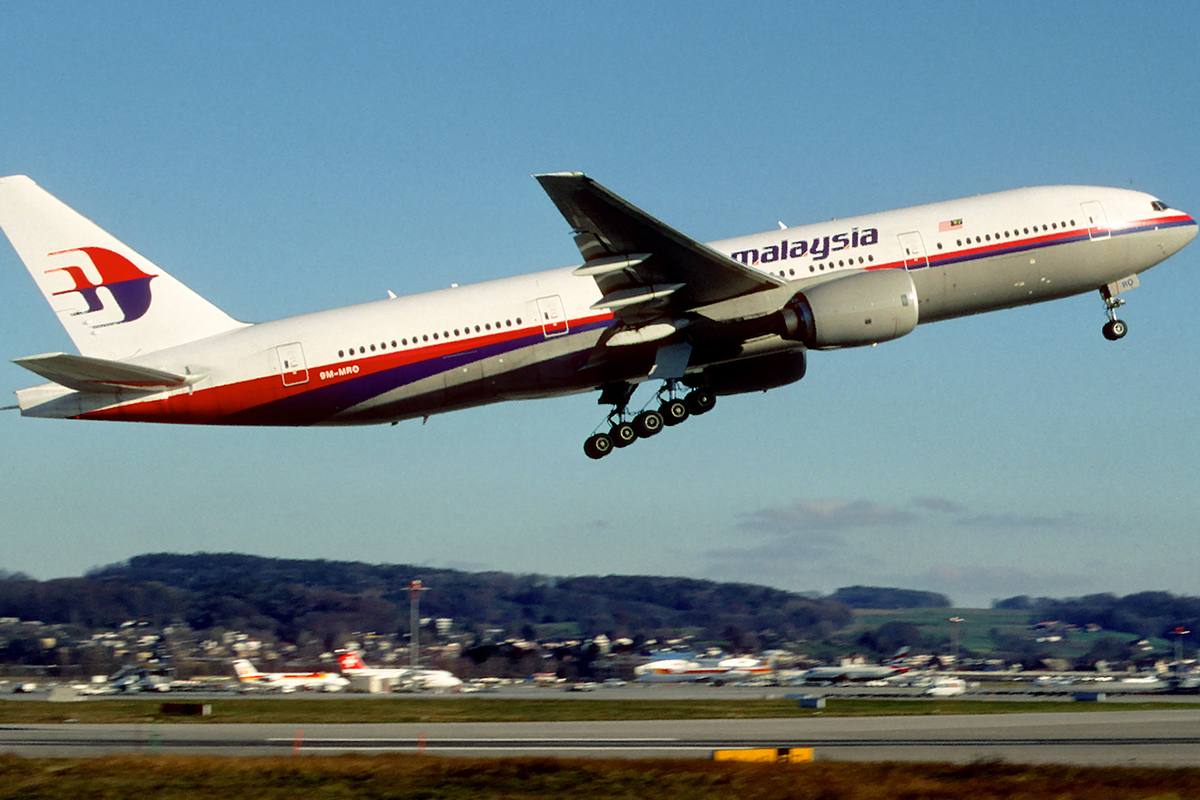 Рейс малайзия 370. Самолёт Боинг 777 Малайзия. Боинг 777 2014 Малайзия. Рейс 370 Малайзия. Boeing 777 Малайзийских авиалиний 370.