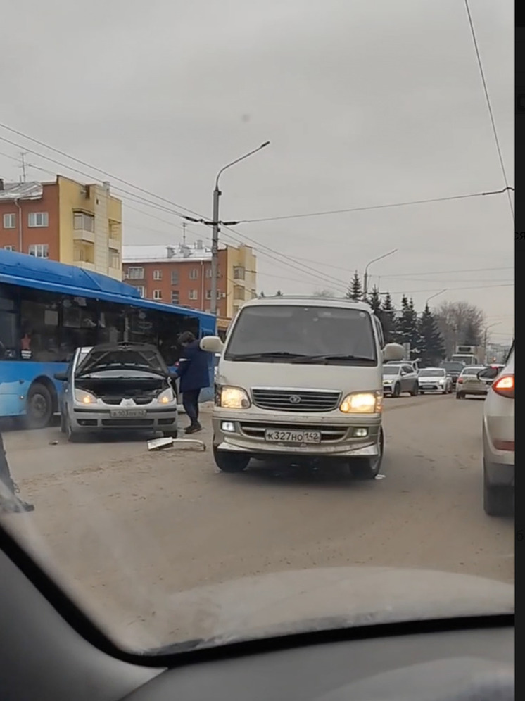 Два автомобиля жестко столкнулись в Новокузнецке