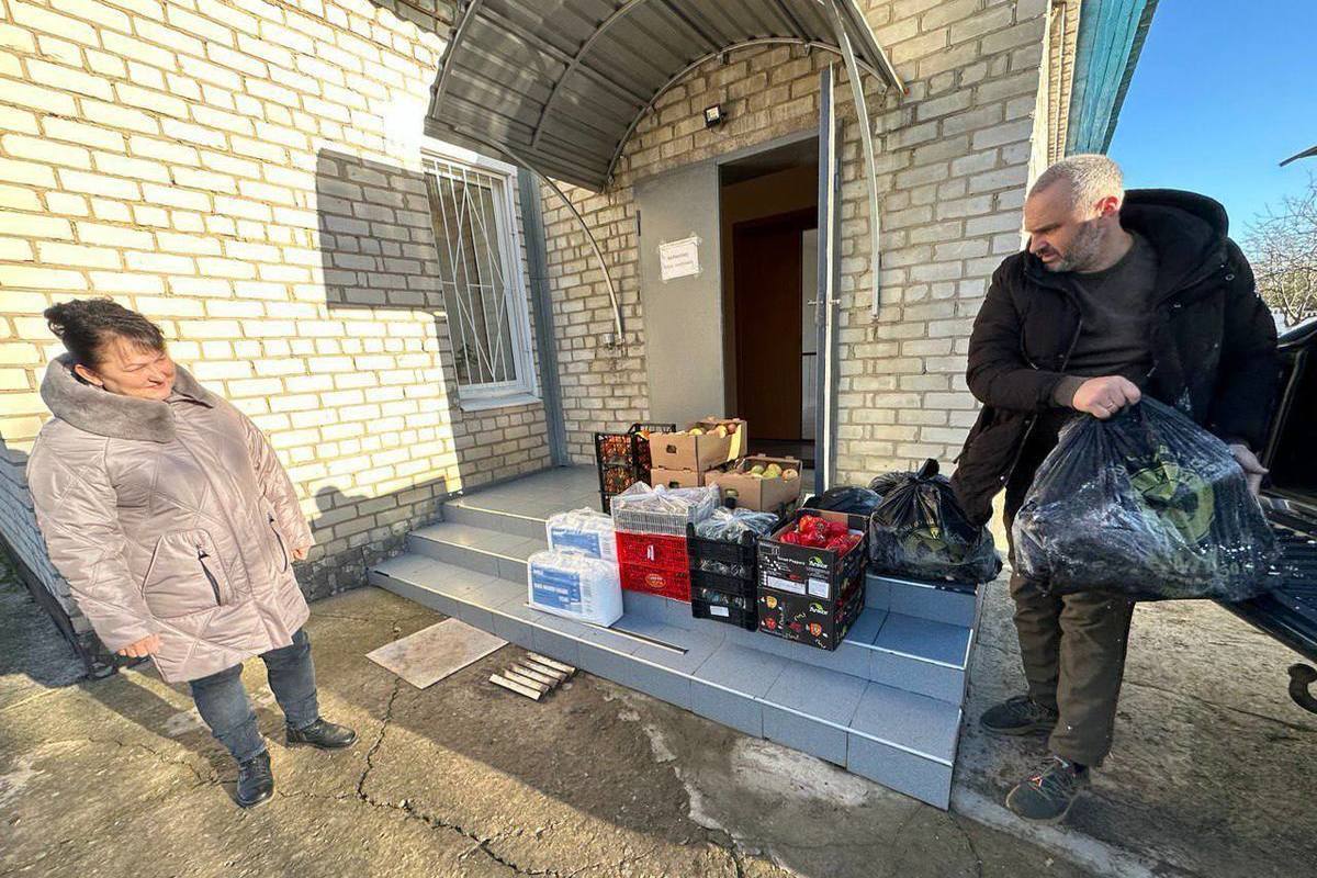 "Единая Россия" привезла гуманитарную помощь в Новотроицкий пансионат