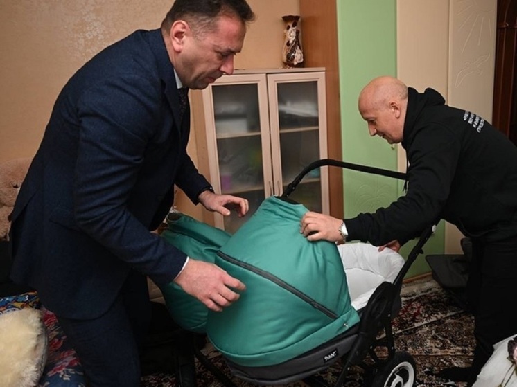 Глава Нового Уренгоя подарил жене бойца СВО коляску для новорожденных близнецов