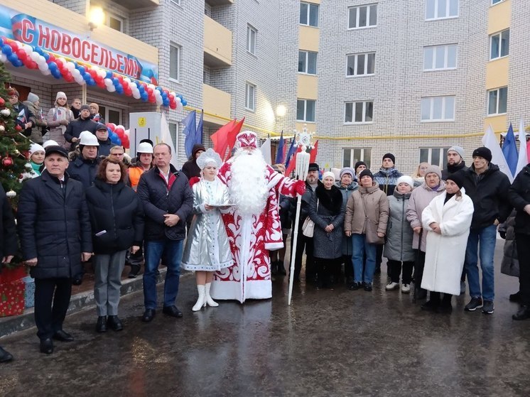 Переселенцы из аварийного жилья получили ключи от 138 квартир в Брянске