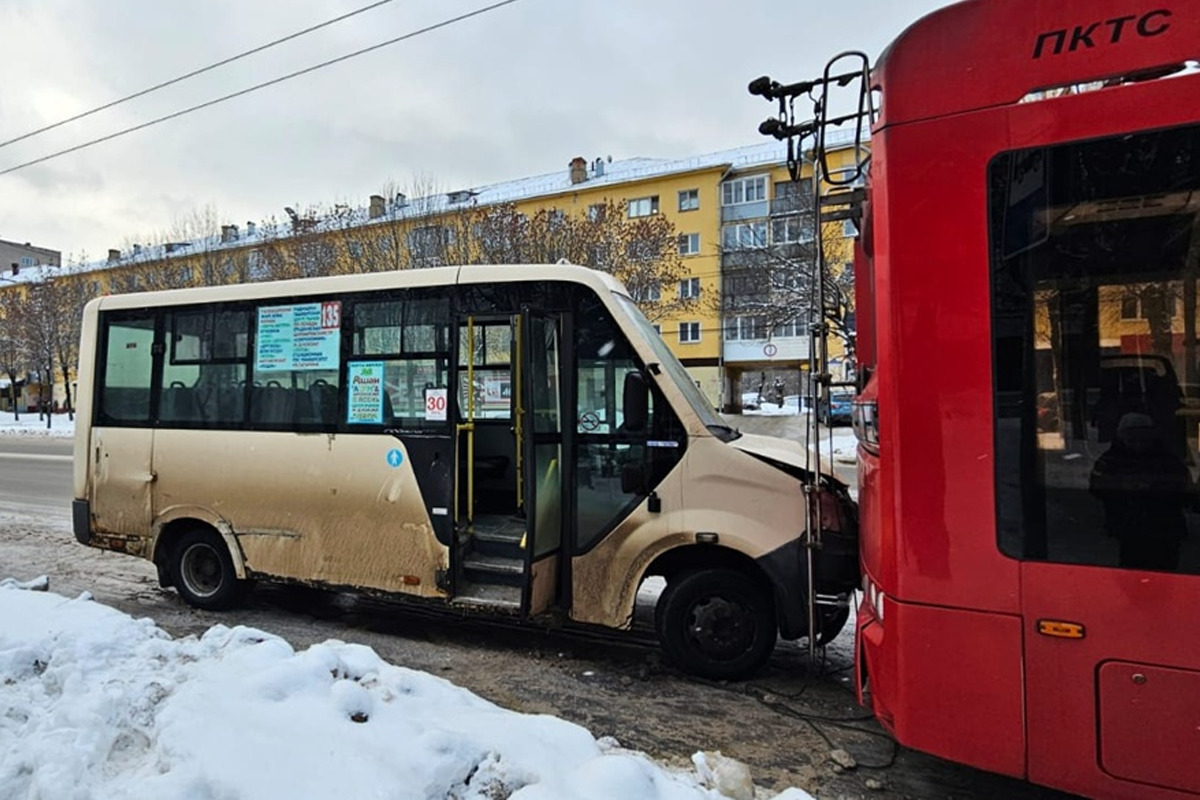 На Шереметевском проспекте в Иванове столкнулись автобус с троллейбусом