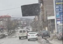 В интернете опубликовали видео, на котором ветер срывает крыши с домов в городе Буйнакске Республики Дагестан