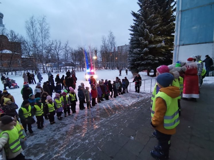 В Твери полицейская Снегурочка и Дед Мороз танцевали перед машинами ДПС