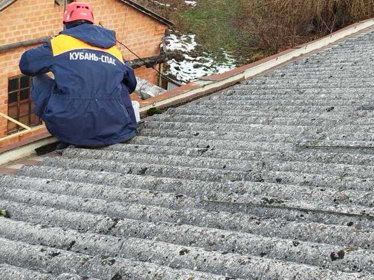 В поселке Псебай спасатели починили крышу детсада