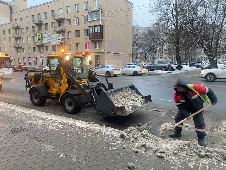 Дорожники вывезли миллион кубометров снега с улиц Петербурга