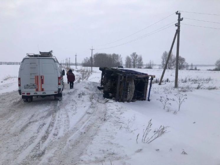 В Башкирии мусоровоз вылетел с дороги в кювет