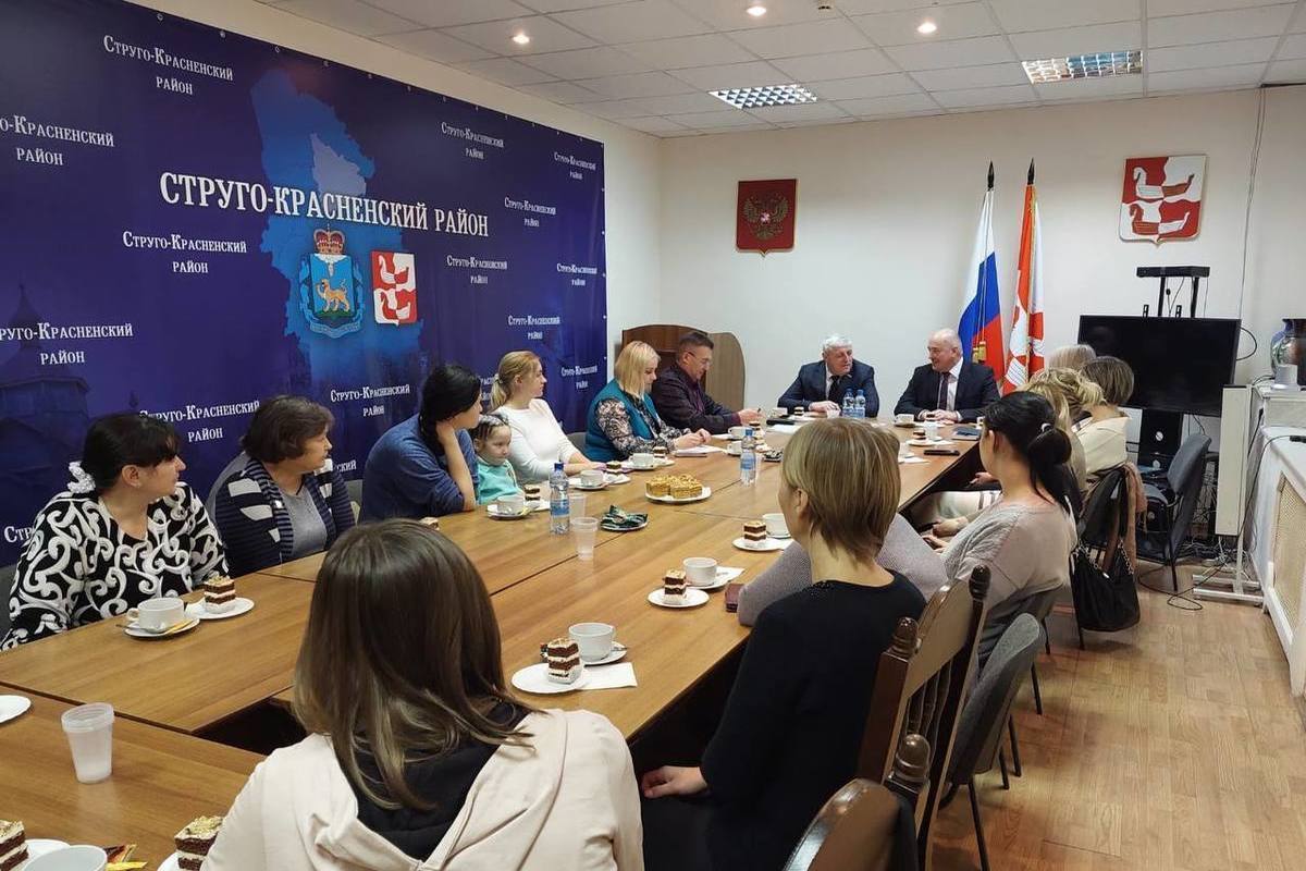 Сенатор Алексей Наумец встретился с семьями мобилизованных в Стругах Красных