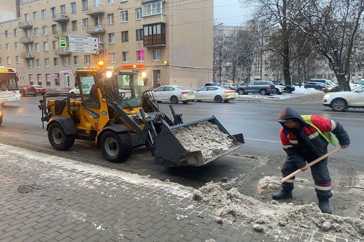 Дорожники вывезли миллион кубометров снега с улиц Петербурга
