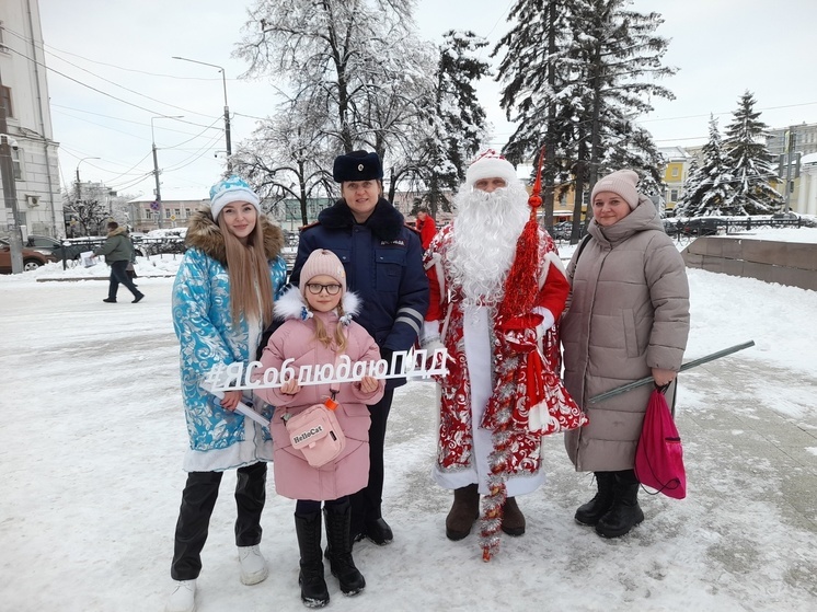 В центре Рязани сотрудники ГАИ поздравили горожан с наступающим Новым годом