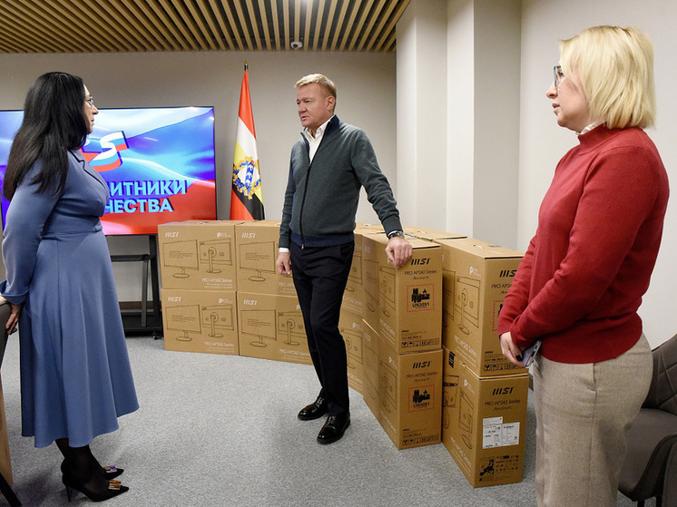Старовойт передал компьютерную технику курскому филиалу фонда «Защитники Отечества»
