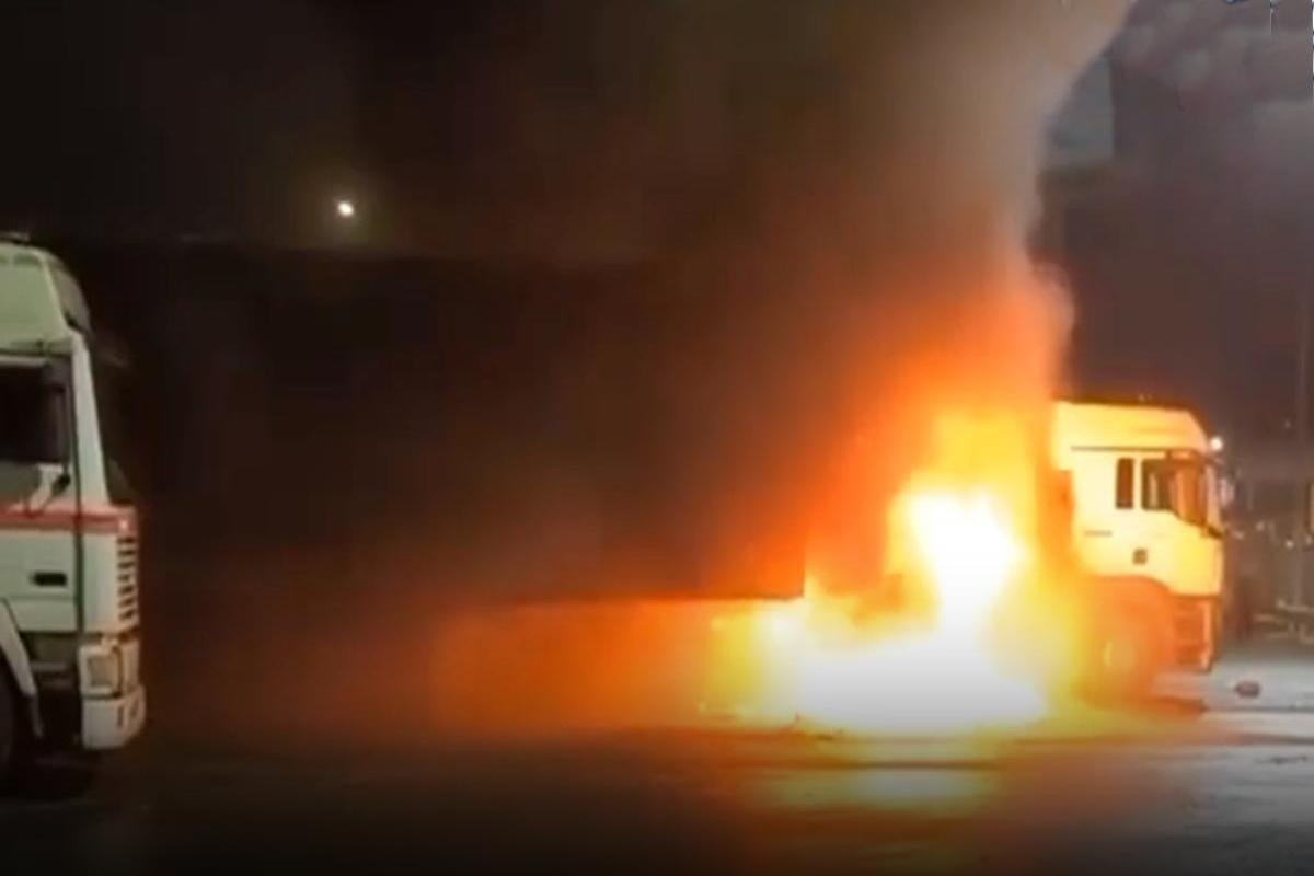 На трассе Ростов - Таганрог мужчина получил ожоги в загоревшейся машине