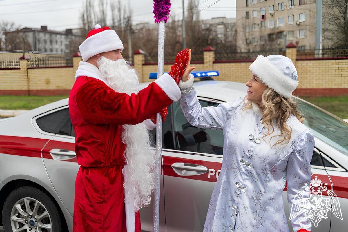  В преддверии Нового года кубанские росгвардейцы в костюмах Деда Мороза и Снегурочки поздравили особенных детей