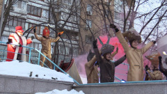 В Москве прошло уличное театральное новогоднее представление: видео праздника