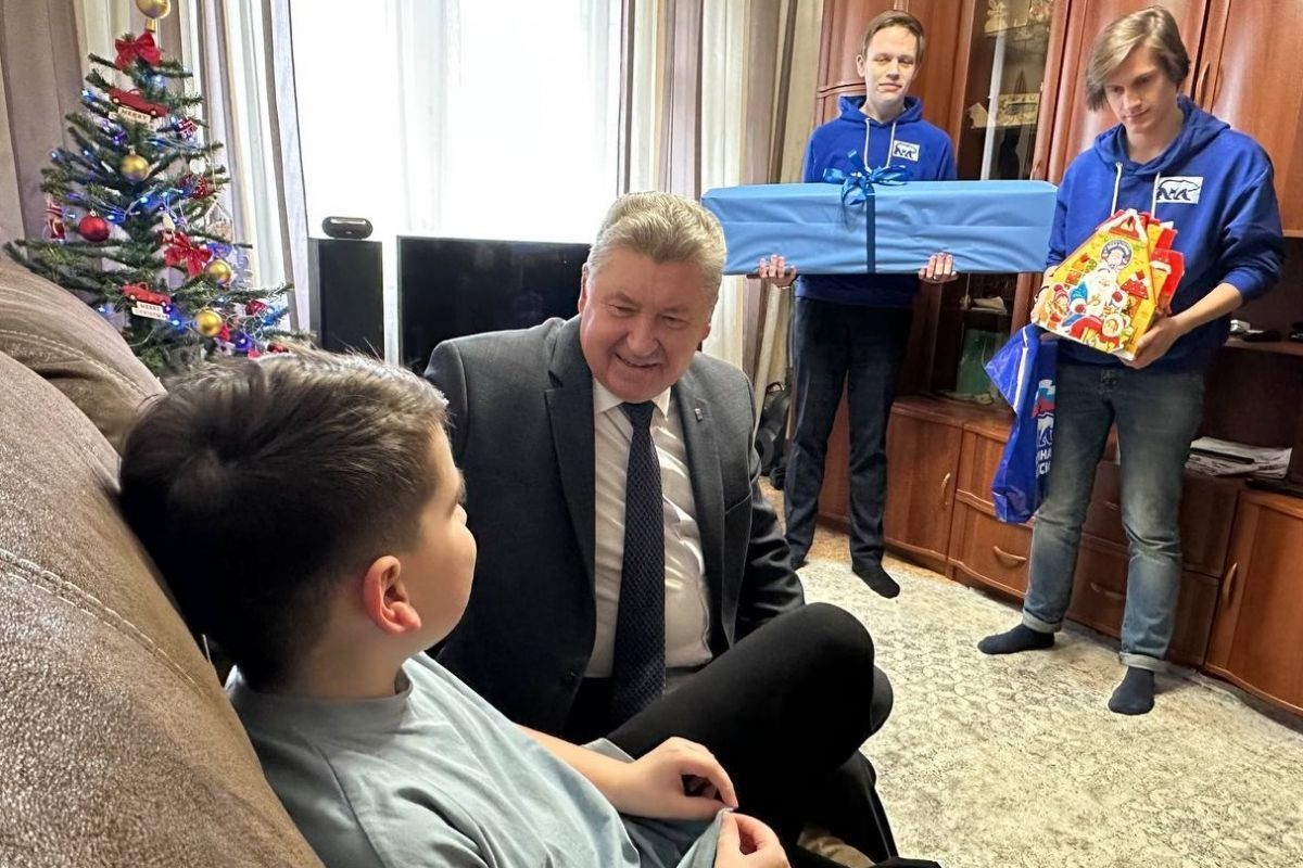 Алексей Анохин вместе с молодогвардейцами передали юному костромичу самокат, который он попросил на Новый год