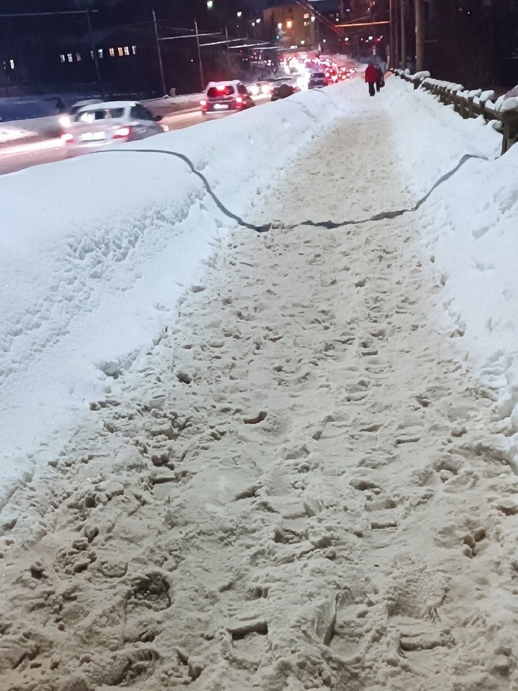 Жители Петрозаводска «ломаются» и травмируются на неубранных тротуарах