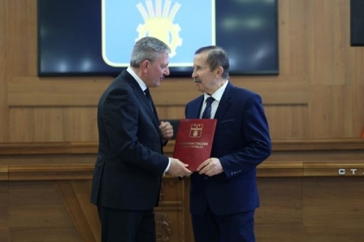 Мэр Волгограда наградил лучших сотрудников городских организаций
