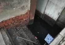 В трехэтажном доме на улице Богдана Хмельницкого в Астрахани снова возникли проблемы с канализационными трубами, и подвал был залит нечистотами