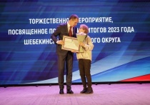 Губернатор Белгородской области Вячеслав Гладков наградил отличившихся шебекинцев во время подведения итогов года в муниципалитете