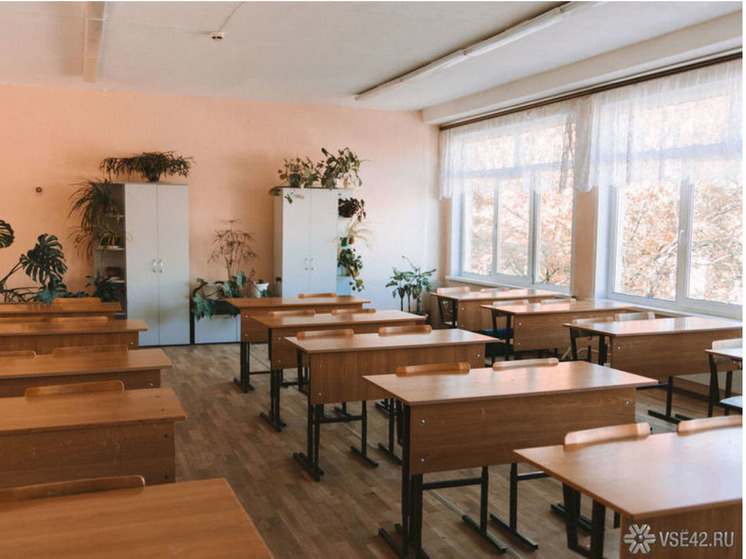 Власти Кемерова объяснили, почему родителей не пускают в здание школы