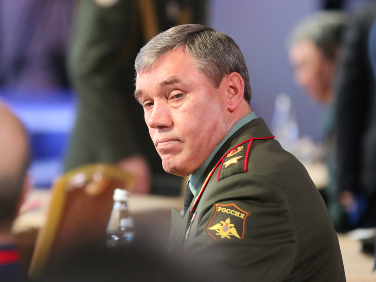 Герасимов наградил в зоне спецоперации бойцов, отличившихся при освобождении Марьинки
