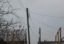 В Астраханской области произошло неблагоприятное явление - сильный ветер, который повредил электропровода и повалил деревья в нескольких районах, включая город Астрахань