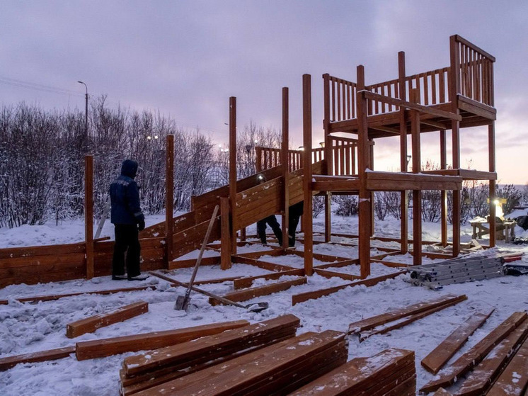 Рабочие приступили к установке деревянной двускатной горки в Ленинском округе