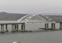 Движение для автотранспорта по Крымскому мосту возобновилось в пятницу утром после временной остановки на 20 минут