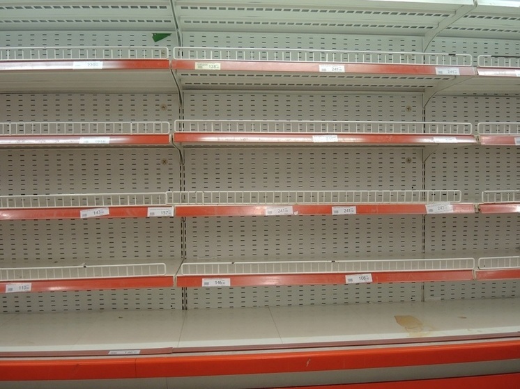 Жители Екатеринбурга заметили, что полки магазинов опустели в преддверии Нового года