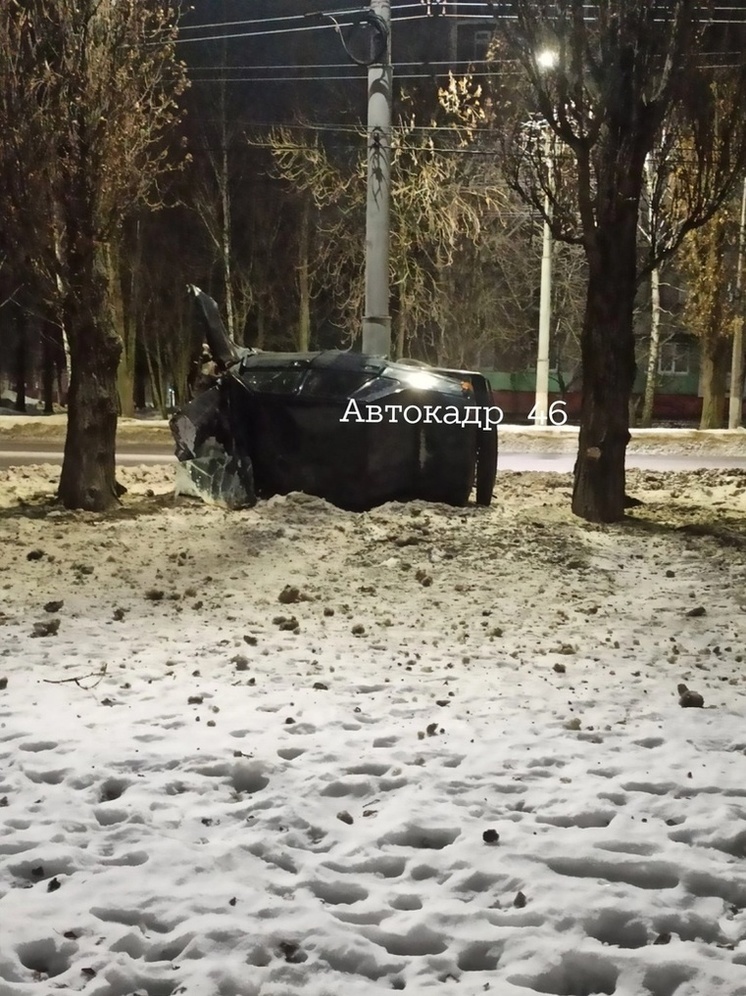 В Курске 19-летний водитель ВАЗа опрокинулся и врезался в бетонную опору ЛЭП