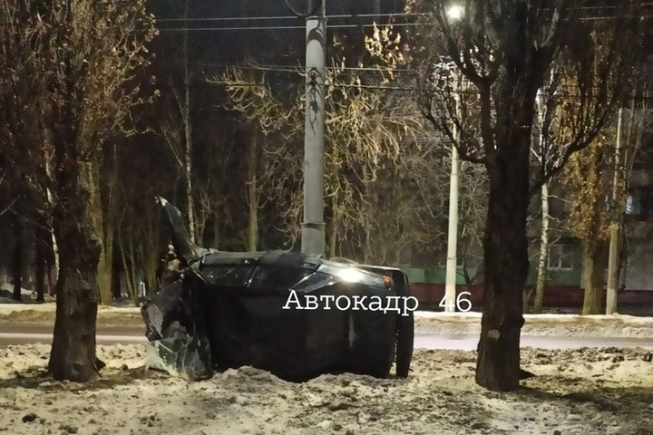 В Курске 19-летний водитель ВАЗа опрокинулся и врезался в бетонную опору ЛЭП