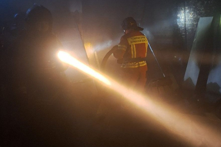 Загоревшийся в Росляково гараж тушили 13 человек