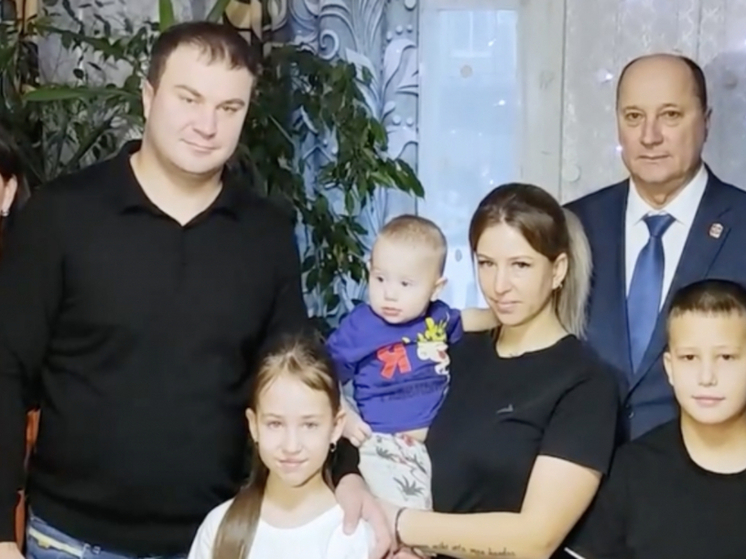 Губернатор Омской области посетил семью участника СВО в Москаленском районе